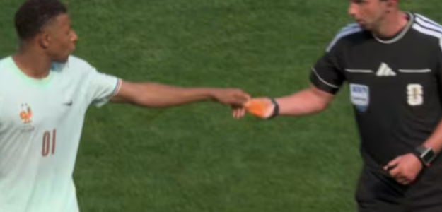 Mbappé sorprende al entregar el brazalete al árbitro en pleno partido