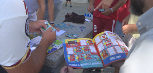 Fiebre de cromos en Badajoz: unión de niños y padres por completar álbumes de fútbol