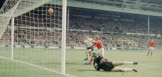 Errores arbitrales en la historia de los Mundiales: de Hurst a Maradona