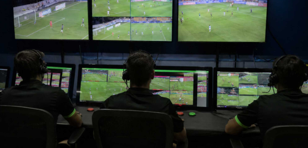 Las nuevas normas del VAR: más intervencionista y polémico que nunca