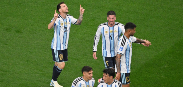 Messi brilla con un doblete histórico y Argentina avanza con autoridad