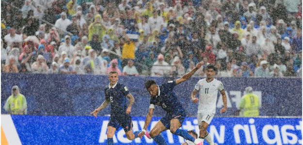 Mbappé brilla en el diluvio y lidera a Francia ante Irak