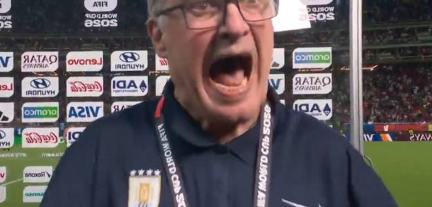 Marcelo Bielsa muestra su mal humor ante la prensa tras la eliminación de Uruguay