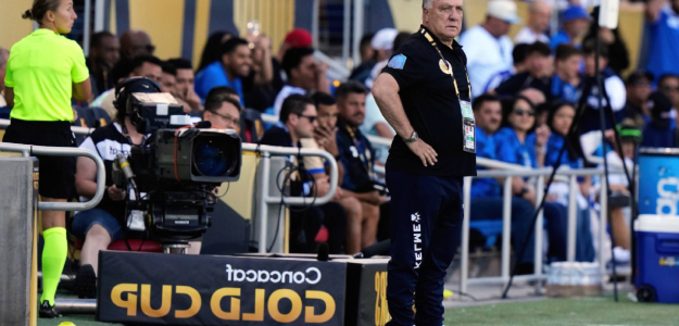 Dick Advocaat regresa al banquillo de Curazao en medio de incertidumbre mundialista