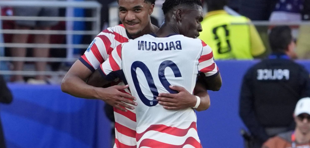 Estados Unidos avanza en el Mundial al vencer a Bosnia con diez jugadores