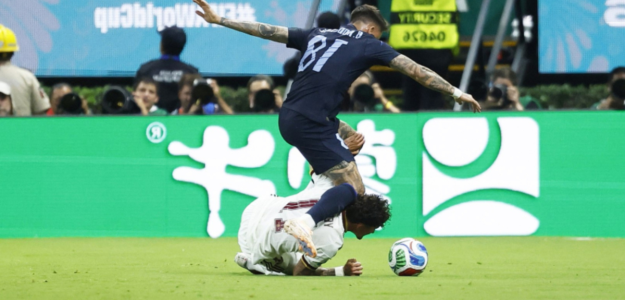 Yeremy Pino, el futbolista español que desafió al dolor en un choque ante Uruguay