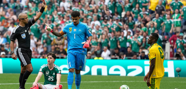 La FIFA insta a extremar el rigor tras tres expulsiones en el partido inaugural