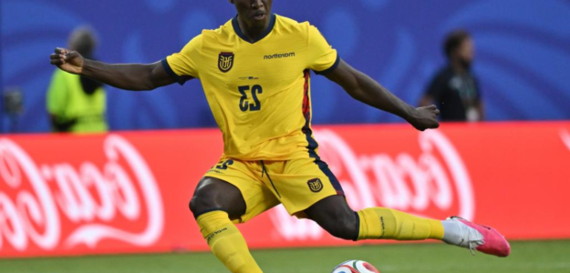 Enner Valencia entrega el brazalete a Moisés Caicedo en un emotivo gesto de liderazgo