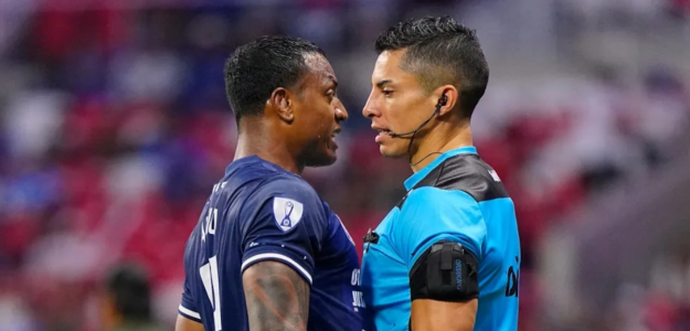 Escándalo en la Liga MX: Jugador colombiano empuja a árbitro durante partido Cruz Azul vs Toluca