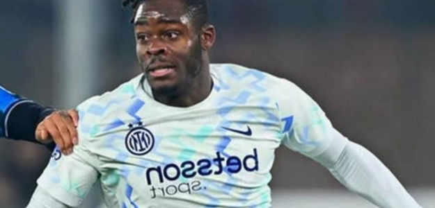 The imposing central defender Yann Aurel Bisseck catches the attention of Toni Kroos.