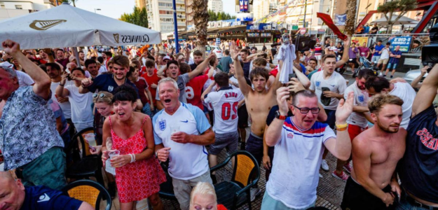 Preparativos en Benidorm para el esperado debut de Inglaterra en el Mundial de fútbol