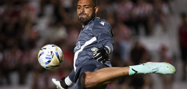 Álvaro Montero destaca en la portería de Vélez tras triunfo ante Talleres
