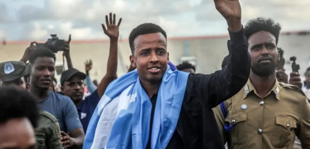 El árbitro somalí Artan: de rechazado en EE.UU. a estrella en Europa