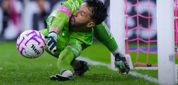 Histórico penalti atajado por Camilo Vargas en el clásico mexicano Atlas vs. Chivas