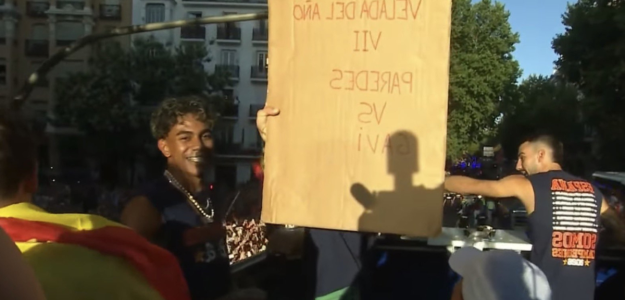 Inesperada pancarta en la celebración: ¿Paredes vs Gavi en 'Velada del Año VII'?