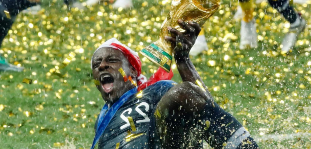 Benjamin Mendy subasta su réplica de la Copa del Mundo lograda en Rusia 2018