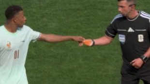 Mbappé sorprende al entregar el brazalete al árbitro en pleno partido