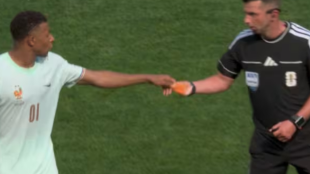 Mbappé sorprende al entregar el brazalete al árbitro en pleno partido