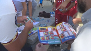 Fiebre de cromos en Badajoz: unión de niños y padres por completar álbumes de fútbol
