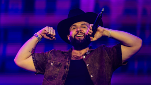 Carín León se une a Jelly Roll en el tema 'Lighter' para el Mundial 2026