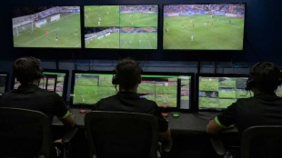 Las nuevas normas del VAR: más intervencionista y polémico que nunca