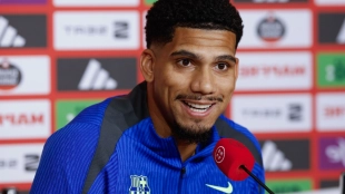 Ronald Araujo regresa a Uruguay tras tratamiento médico en España