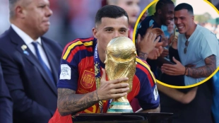 Pedro Porro recibe un emotivo homenaje en su regreso al Tottenham