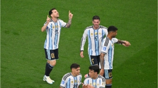 Messi brilla con un doblete histórico y Argentina avanza con autoridad