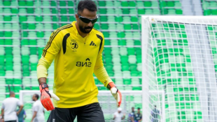 Arabia Saudí innova en su preparación para desafiar a España: gafas negras revolucionan el entrenamiento de sus porteros