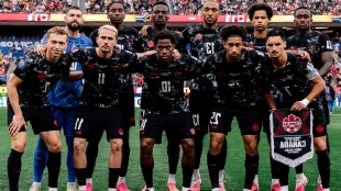 La sorprendente segunda equipación de Canadá en el Mundial: del rojo al negro absoluto