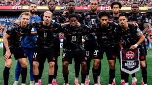 La sorprendente segunda equipación de Canadá en el Mundial: del rojo al negro absoluto