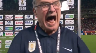 Marcelo Bielsa muestra su mal humor ante la prensa tras la eliminación de Uruguay