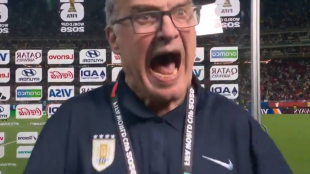 Marcelo Bielsa muestra su mal humor ante la prensa tras la eliminación de Uruguay