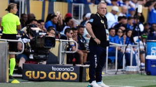 Dick Advocaat regresa al banquillo de Curazao en medio de incertidumbre mundialista