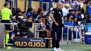 Dick Advocaat regresa al banquillo de Curazao en medio de incertidumbre mundialista