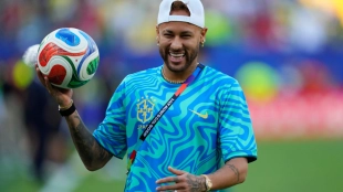 Neymar, en espera de su debut por lesión en el Mundial