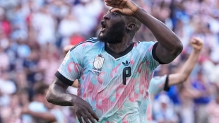 La camiseta surrealista de Bélgica: un homenaje a René Magritte en el Mundial