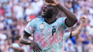 La camiseta surrealista de Bélgica: un homenaje a René Magritte en el Mundial