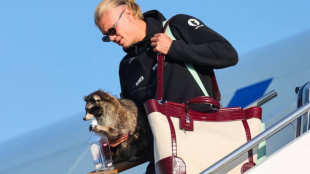 Erling Haaland sorprende al aterrizar en Oslo con un curioso acompañante