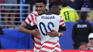 Estados Unidos avanza en el Mundial al vencer a Bosnia con diez jugadores
