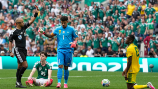 La FIFA insta a extremar el rigor tras tres expulsiones en el partido inaugural