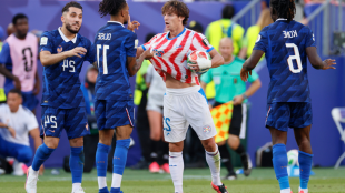 Cherki critica el arbitraje y la contundencia de Paraguay desde la zona mixta