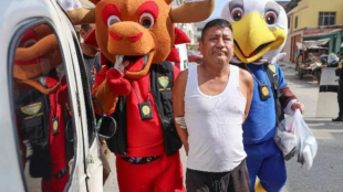 Policía peruana captura a narcotraficante disfrazada de mascotas del Mundial