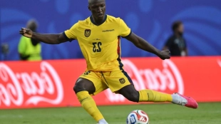 Enner Valencia entrega el brazalete a Moisés Caicedo en un emotivo gesto de liderazgo
