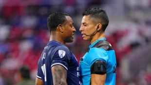 Escándalo en la Liga MX: Jugador colombiano empuja a árbitro durante partido Cruz Azul vs Toluca