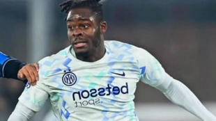 The imposing center Yann Aurel Bisseck catches the interest of Toni Kroos