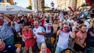 Preparativos en Benidorm para el esperado debut de Inglaterra en el Mundial de fútbol