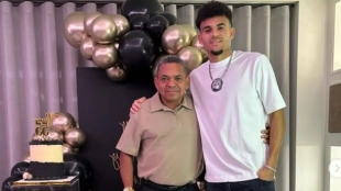 Emotiva reacción de Mane Díaz al hallar la lámina de su hijo en el álbum del Mundial 2026