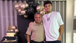 Emotiva reacción de Mane Díaz al hallar la lámina de su hijo en el álbum del Mundial 2026