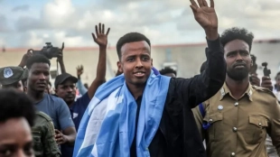El árbitro somalí Artan: de rechazado en EE.UU. a estrella en Europa